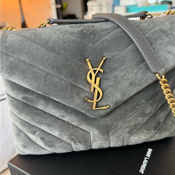 SAINT LAURENT ENVELOPE BAG WITH ICONIC CHEVRON QUILT OVERSTITCHING. - Picture 6 of 9